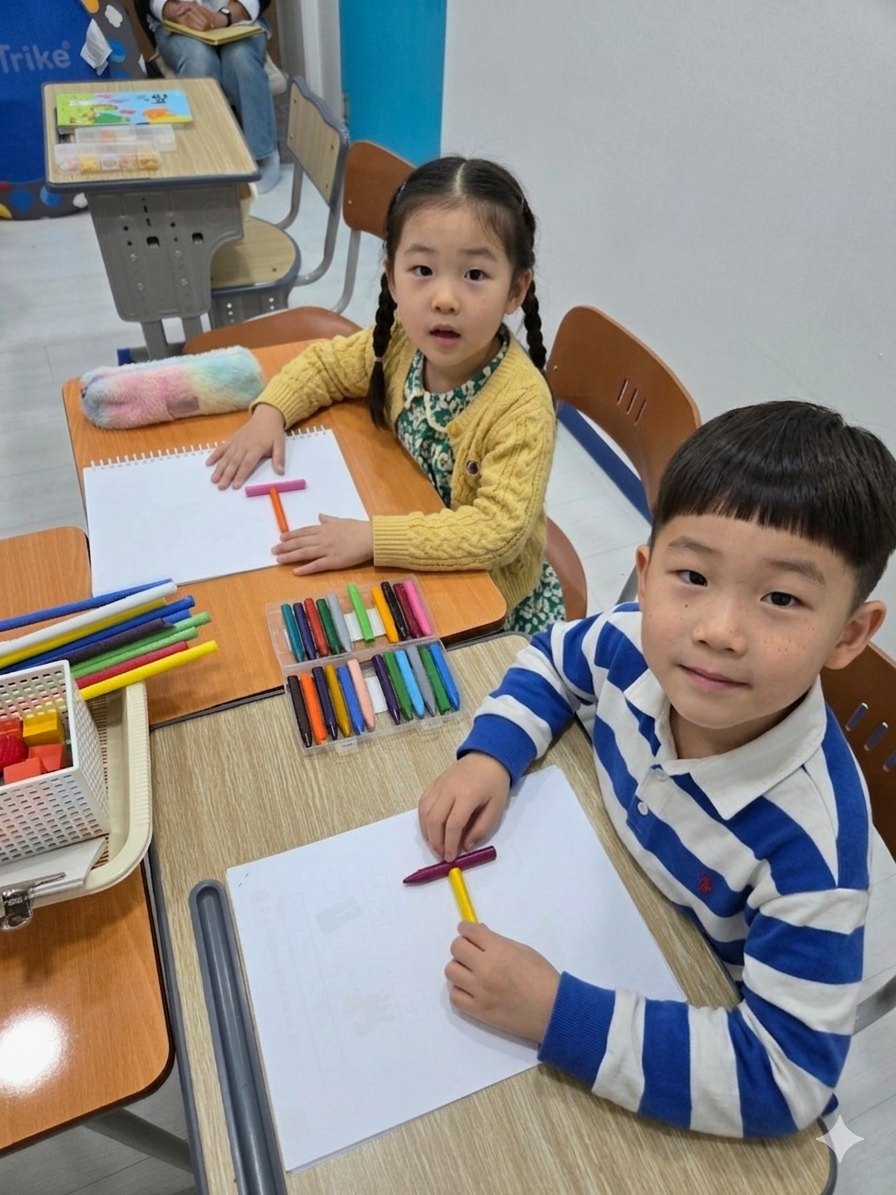 크레파스로 '어' 글자를 만들며 한글을 학습하는 그룹 수업 장면